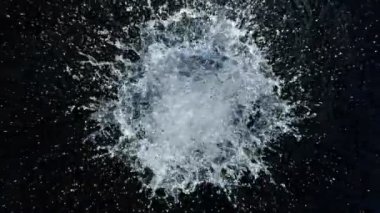 Yuvarlak Suyun Süper Yavaş Çekimi Kara Arkaplan 'da izole edildi. Yüksek Hız Sinema Kamerası, 4K.