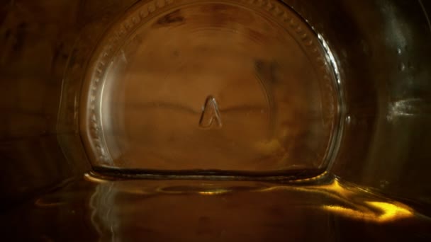 Super Slow Motion Macro Shot Verter Alcohol Desde Interior Botella — Vídeos de Stock