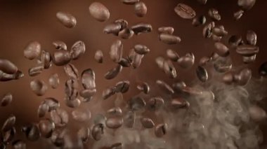 Kahverengi Arkaplanda Kahverengi Fasulye ve Smoke 'un Süper Yavaş Çekim Çekimi. Yüksek Hız Sinema Kamerası, 4k.