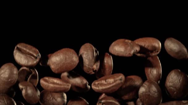 Super Slow Motion Macro Shot Flying Premium Coffee Beans Απομονωμένα — Αρχείο Βίντεο