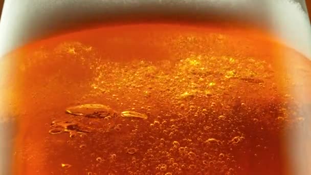 Super Slow Motion Detail Shot Van Bubbling Wervelend Vers Bier — Stockvideo