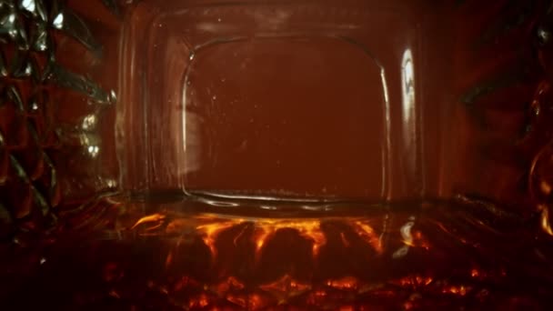 Super Pomalý Pohyb Makrosnímek Nalití Alkoholu Láhve Při 1000Fps Periskopovou — Stock video