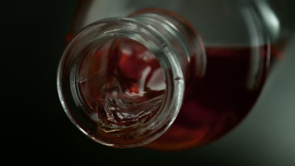 Tiro Cámara Súper Lenta Verter Alcohol Botella Con Rotación Cámara — Vídeo de stock