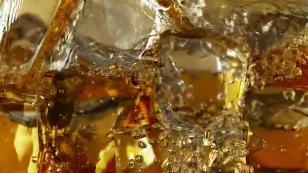 Super Slow Motion Detail Skott Hälla Lemonad Perfekt Clear Ice — Stockvideo