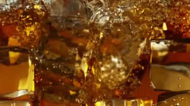 Süper Yavaş Hareket Ayrıntılı Atış Limonatayı Kusursuz Temiz Buz Küpleri 'ne 1000 fitte dök.
