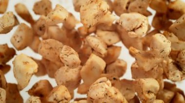 Lezzetli Tavuk Isırıkları 'nın Süper Yavaş Çekimi Beyazlar' da izole edilmiş bir şekilde kameraya doğru uçuyor. Yüksek Hız Sinema Kamerası, 4k.