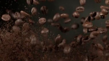 Flying Coffee Beans ve Ground Coffee 'nin Süper Yavaş Çekimi 300 fps' te izole edildi. Yüksek Hız Sinema Kamerası, 4k.