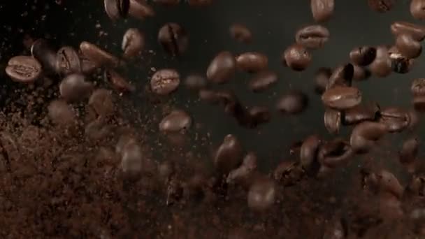 Super Slow Motion Shot Von Fliegenden Kaffeebohnen Und Gemahlenem Kaffee — Stockvideo