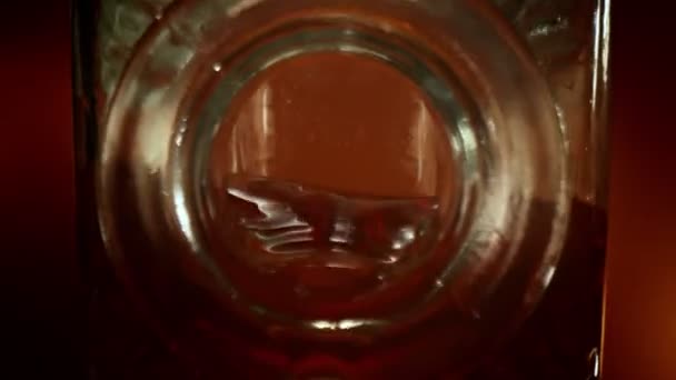 Super Slow Motion Makro Skott Hälla Alkohol Från Insidan Flaskan — Stockvideo