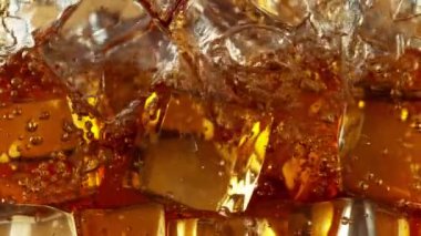 Süper Yavaş Hareketli Detaylı Atış Limonata 'yı Kusursuz Temiz Buz Küpleri' ne 300 metrede dök. Yüksek Hız Sinema Kamerası, 4K.