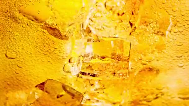 Super Slow Motion Shot Ice Cubes Falling Lemonade 1000Fps Съемки — стоковое видео