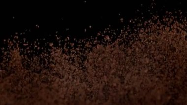 Ground Coffee Explosion 'un Süper Yavaş Çekimi Soyut Karanlık Arkaplan' da 1000 fps 'de. Yüksek Hız Sinema Kamerası, 4k.