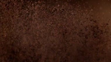 Kahverengi Soyut Arkaplan 'da Flying Premium Ground Coffee' nin Süper Yavaş Çekimi. Yüksek Hız Sinema Kamerası, 4k.