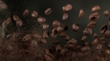 Flying Premium Coffee Beans 'in Süper Yavaş Çekimi, Ground Coffee and Smoke, 300 fps' te. Yüksek Hız Sinema Kamerası, 4k.
