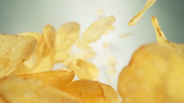Супер Повільний Знімок Преміум Картопляних Чіпсів Падають Світлому Тлі Швидкістю — стокове відео