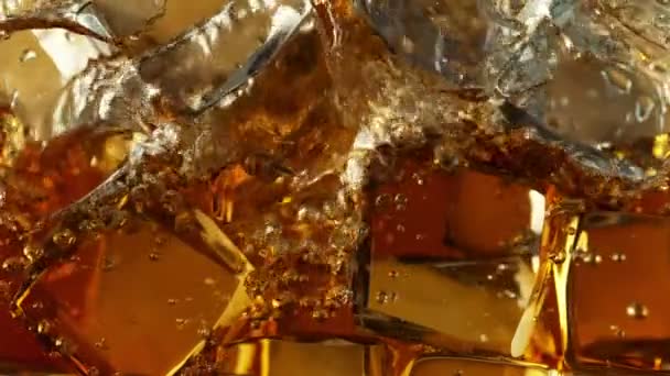 Super Slow Motion Detail Shot Pouring Lemonade Perfect Clear Ice — Αρχείο Βίντεο