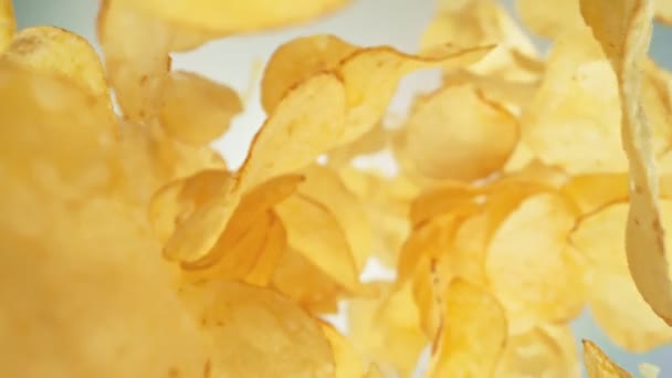 Супер Повільний Рух Преміум Картопляних Чіпсів Літають Камери Фоні Світла — стокове відео