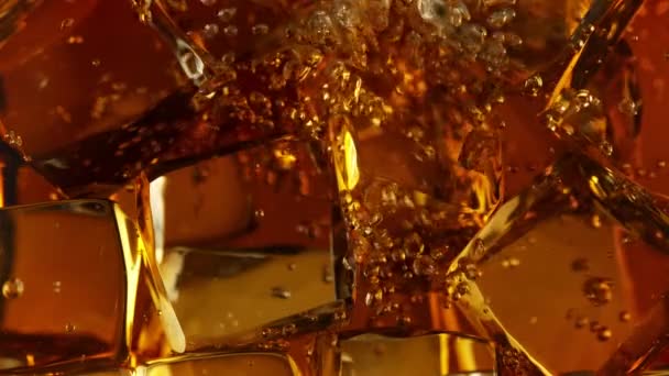 Super Slow Motion Detail Shot Bubbling Lemonade Perfect Clear Ice — Vídeo de Stock