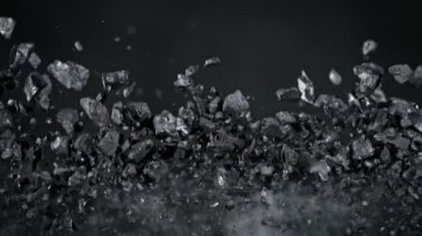 Süper Yavaş Çekim Kömür Parçaları ve Duman 1000 fps hızla yükseliyor. 4K 'da Yüksek Hız Sinema Kamerası ile çekildi..