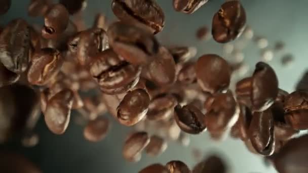 咖啡豆的超级慢动作细节镜头以1000Fps的速度下降 用高速电影摄影机拍摄 — 图库视频影像