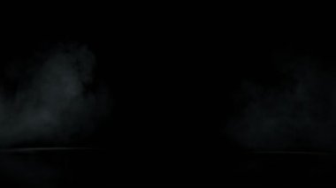 Atmosferik Dumanın Süper Yavaş Çekimi. Yavaşça Siyah Arkaplanda Yüzüyor. Yüksek Hız Sinema Kamerası, 4K.