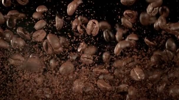 Super Slow Motion Shot Flying Coffee Beans Και Ground Coffee — Αρχείο Βίντεο
