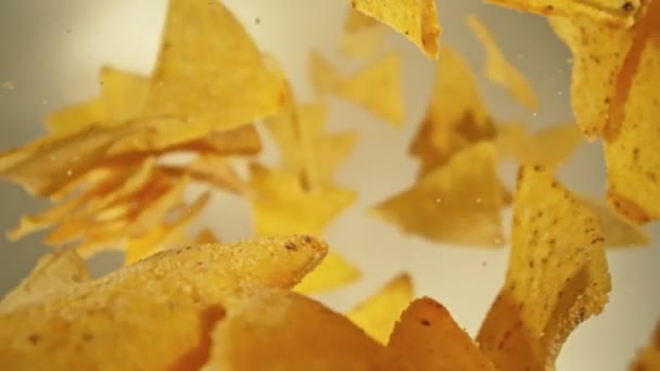 Super Cámara Lenta Disparo Caída Rotación Chips Tortilla Desde Detrás — Vídeos de Stock