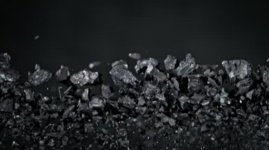 Kömür Parçalarının Süper Yavaş Çekimi 1000 fps hızla yükseliyor. Yüksek Hız Sinema Kamerası, 4K.