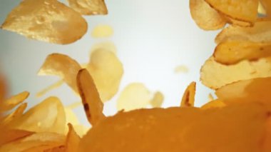 Süper Yavaş Hareketli Patates Cipsi Atışı Işık Arkaplanı 'na 1000fps hızla düşüyor. Yüksek Hız Sinema Kamerası, 4K.