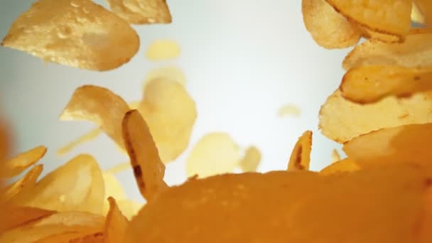 Супер Повільний Знімок Преміум Картопляних Чіпсів Падають Світлому Тлі Швидкістю — стокове відео
