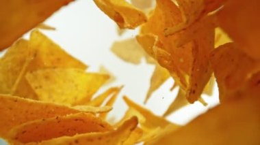 Düşen ve Dönen Tortilla Chips 'in Süper Yavaş Çekimi. Kamera Arkasından, 1000fps. Yüksek Hız Sinema Kamerası, 4K.