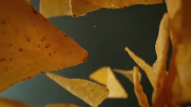 Düşen ve Dönen Tortilla Chips 'in Süper Yavaş Çekimi. Kamera Arkasından, 1000fps. Yüksek Hız Sinema Kamerası, 4K.