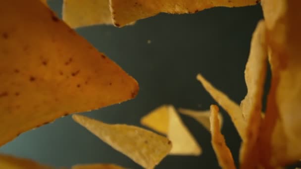 Super Cámara Lenta Disparo Caída Rotación Chips Tortilla Desde Detrás — Vídeos de Stock