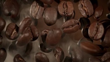 Süper Yavaş Çekim Makro Flying Premium Coffee Beans ve Smoke 'un 300 fps' te çekilmesi. Yüksek Hız Sinema Kamerası, 4k.