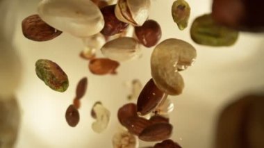 Düşen ve Dönen Çeşitli Fındıklar Kamera Arkasından 1000fps 'te Süper Yavaş Çekim Yakın Çekimi. Yüksek Hız Sinema Kamerası, 4K.