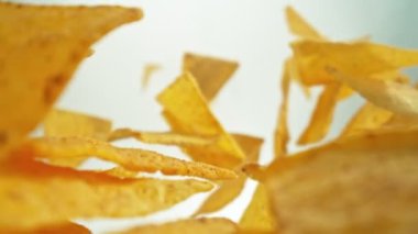 Beyaz Arkaplanda Kameranın Arkasından Düşen Tortilla Chips 'in Süper Yavaş Çekimi. Yüksek Hız Sinema Kamerası, 4K.