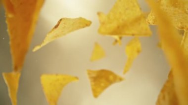 Düşen ve Dönen Tortilla Chips 'in Süper Yavaş Çekimi. Kamera Arkasından, 1000fps. Yüksek Hız Sinema Kamerası, 4K.