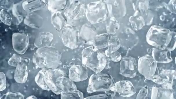 Super Zeitlupenaufnahme Von Eiswürfeln Die Mit 1000Fps Auf Die Kamera — Stockvideo