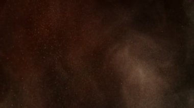 Kahverengi Toz Parçacığının Süper Yavaş Çekimi Kara Arkaplan 'da izole edildi. Yüksek Hız Sinema Kamerası, 4K.
