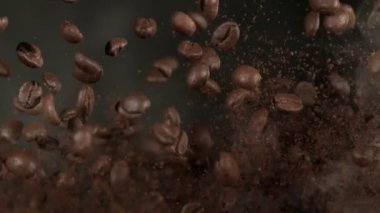Flying Premium Coffee Beans ve Ground Coffee 'nin 300 fite göre Süper Yavaş Çekimi. Yüksek Hız Sinema Kamerası, 4k.