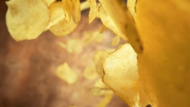 Супер Повільний Знімок Преміум Картопляних Чіпсів Падають Абстрактний Коричневий Фон — стокове відео