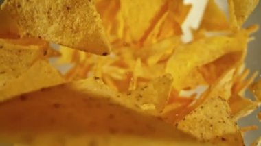 Uçuş ve Dönen Tortilla Chips 'in Süper Yavaş Çekimi. Kameraya doğru, 300 fps. Yüksek Hız Sinema Kamerası, 4K.