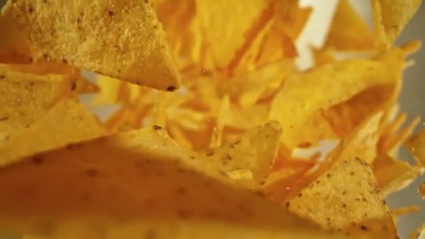 Tiro Cámara Súper Lenta Chips Tortilla Voladores Giratorios Hacia Cámara — Vídeos de Stock