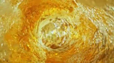 Süper Yavaş Çekim Taze Bira Dönen Şişe 300 fps 'te. 4K Çözünürlükte Yüksek Hız Sinema Kamerası ile Çekim.
