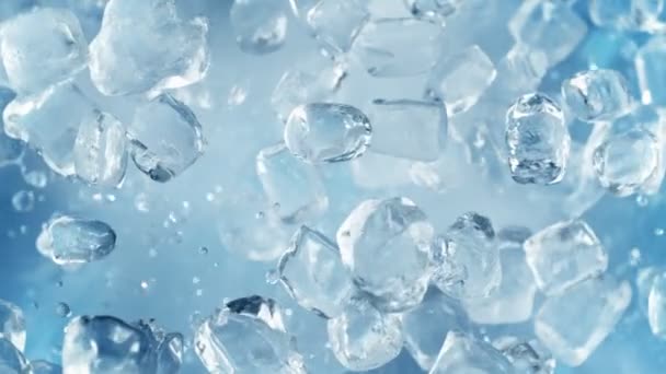 Super Slow Motion Shot Ice Cubes Leci Kierunku Kamery Prędkością — Wideo stockowe