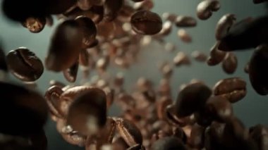 Süper Yavaş Hareket Detaylı Kahve Çekimi. Fasulyeler 300 metrede düşüp kalkıyor. Yüksek Hız Sinema Kamerası, 4k.