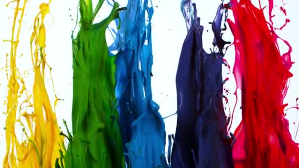 Salpicaduras Pintura Coloridas Cámara Súper Lenta Aisladas Sobre Fondo Blanco — Vídeo de stock