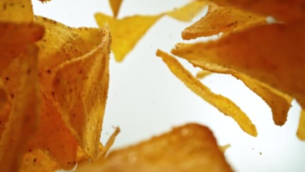 Super Zeitlupenaufnahme Fallender Tortilla Chips Hinter Der Kamera Auf Weißem — Stockvideo