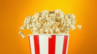 Fluffy Popcorn 'un Süper Yavaş Çekimi 1000fps' de Bucket 'tan patlıyor. Yüksek Hız Sinema Kamerası, 4K.