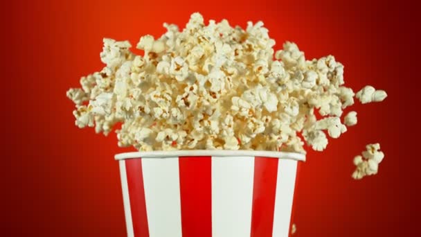Super Slow Motion Shot Van Fluffy Popcorn Exploding Bucket 1000Fps — Stockvideo